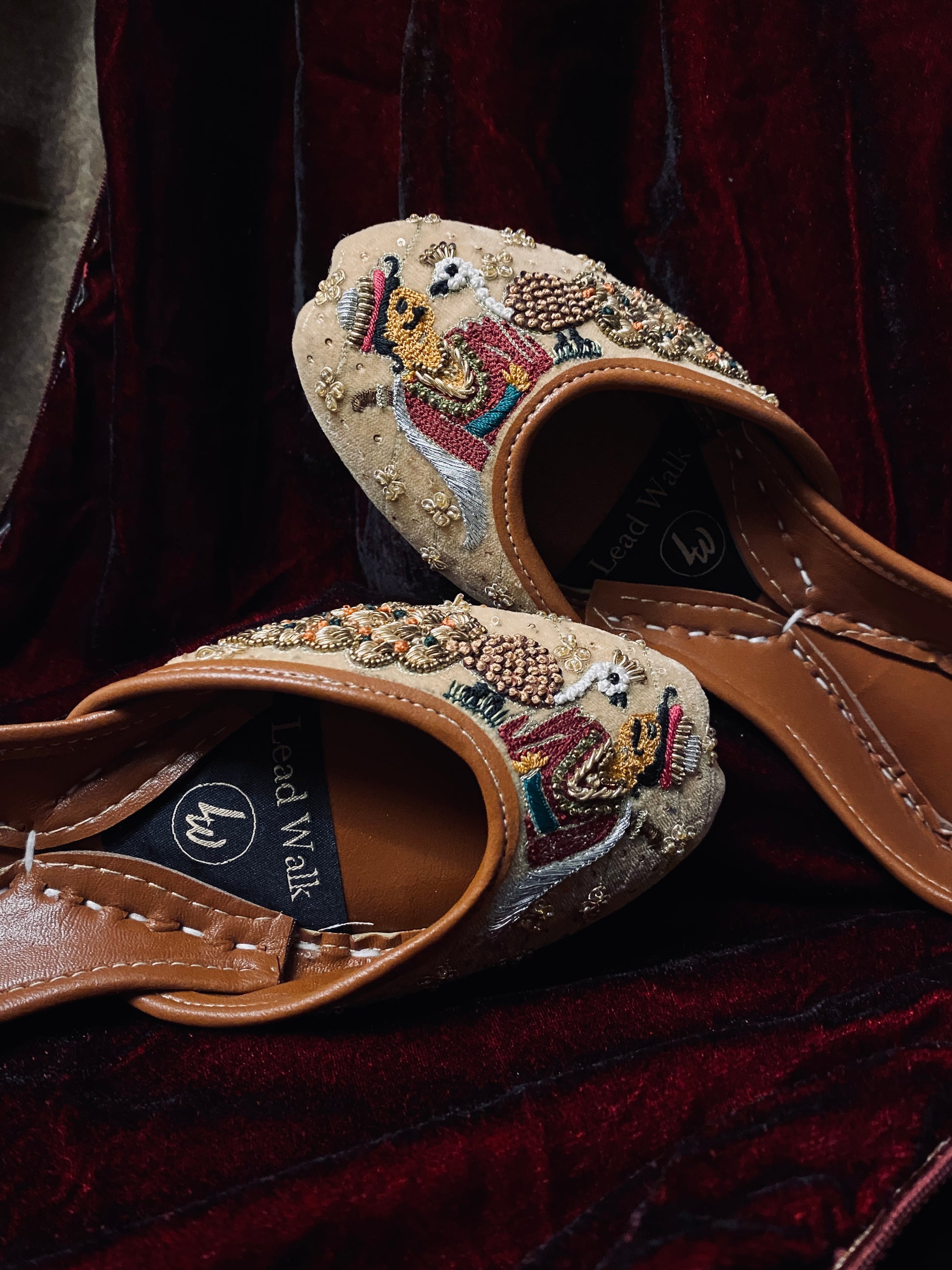 Mughlai Gold – Regal Embroidered Velvet Jutti