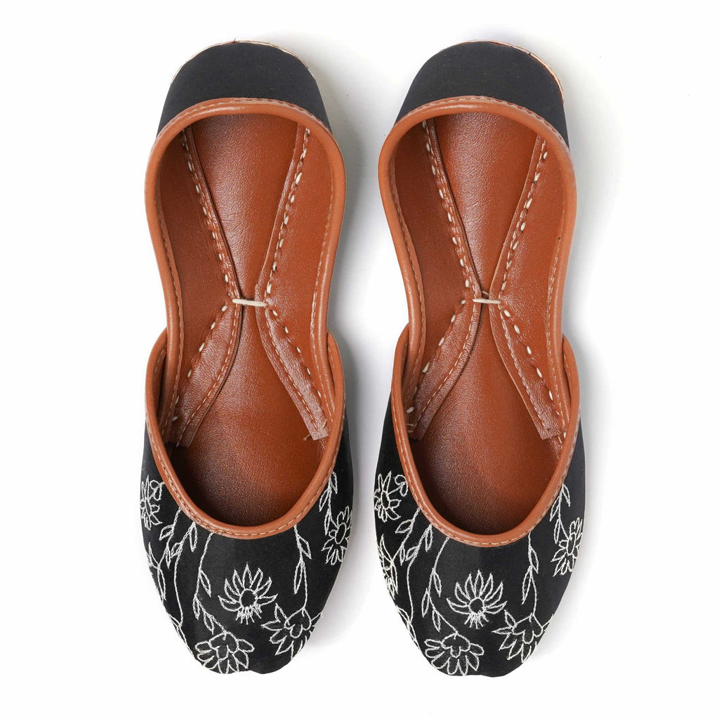 Monochrome – Vintage‑Style Office Jutti