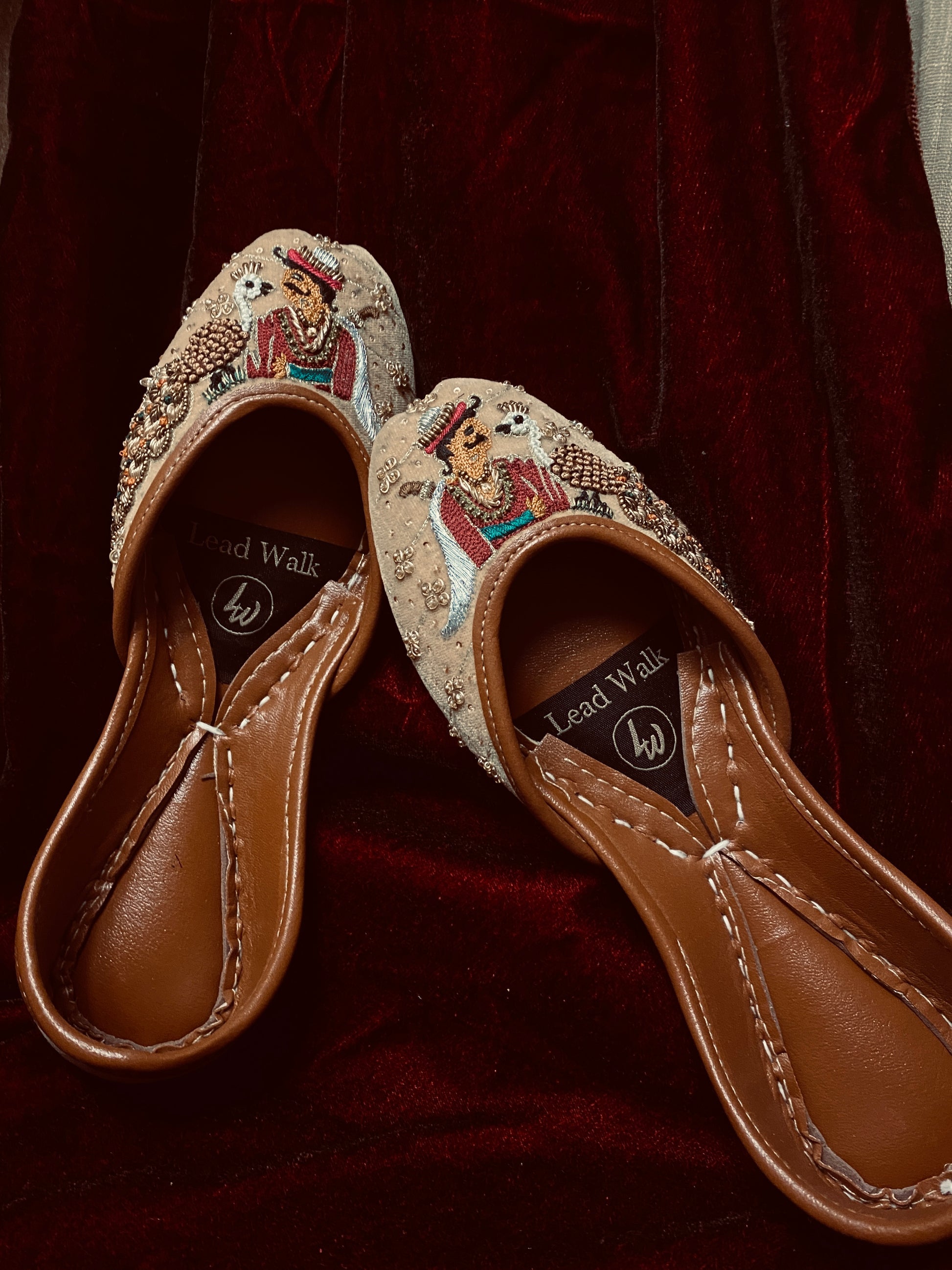 Mughlai Gold – Regal Embroidered Velvet Jutti