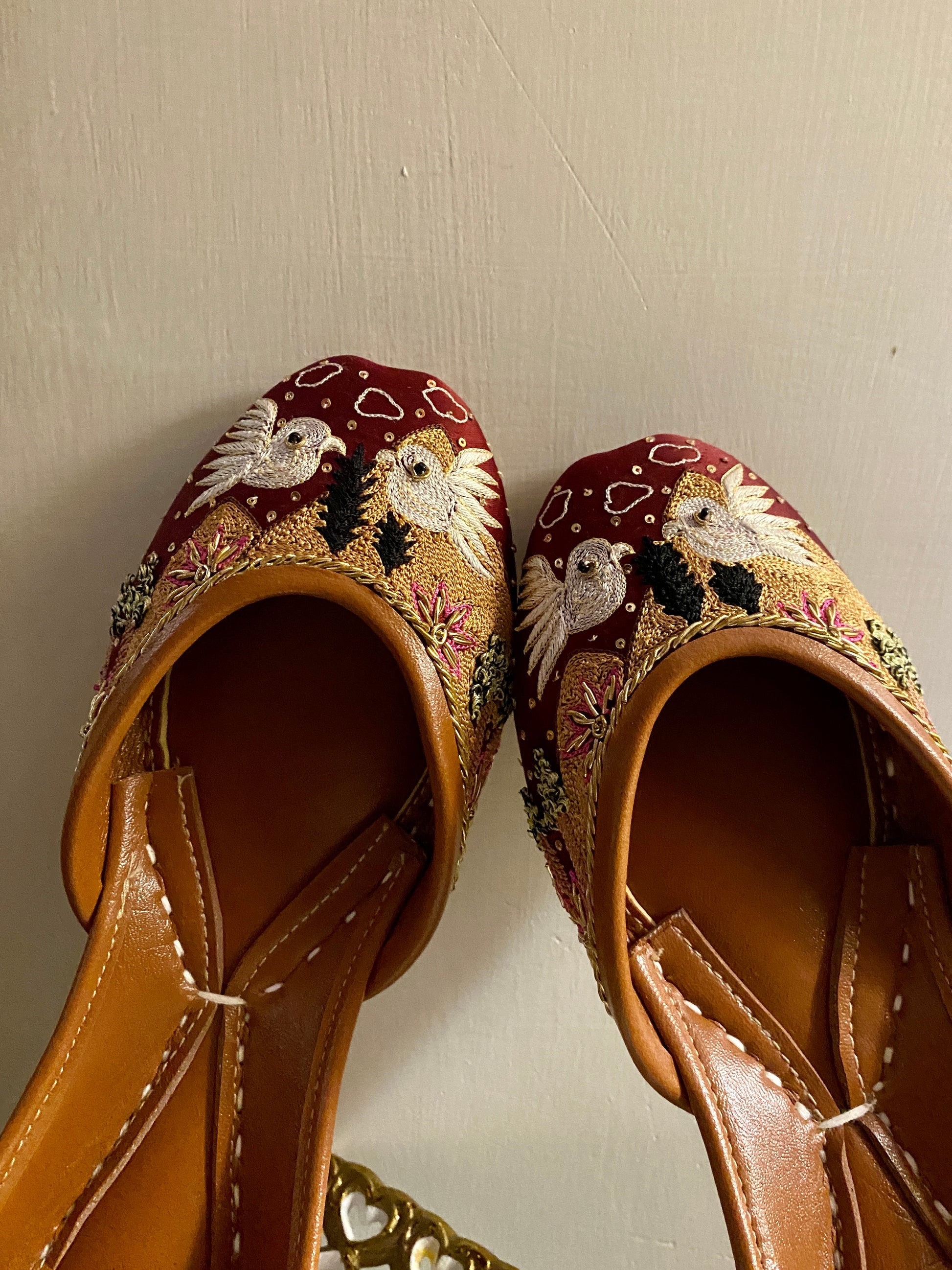 VASL – Maroon Silk Jutti with Pastel Resham & Gold Zardozi Embroidery