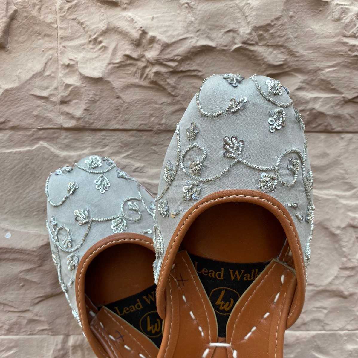 Afsana – Luxe Embroidered Silk Jutti